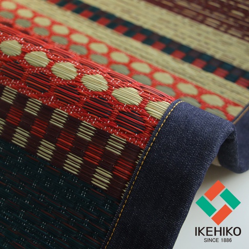RALPH 藺草和風居家地墊，編織紋理包含紅、米白、深藍、酒紅等色塊，搭配牛仔布滾邊。