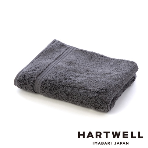 深灰色今治毛巾，材質為純棉，質地輕盈，帶有細緻的織紋與邊緣滾邊。