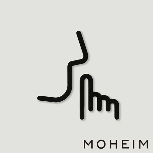 黑色線條構成的「請安靜」標誌，包含側面人臉輪廓與食指放在嘴唇上的手勢，下方有「MOHEIM」品牌名稱。