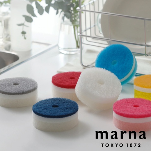 marna POCO 附吸盤洗碗海綿，共有紅、白、藍、黃、粉紅、灰六種顏色，圓柱形狀，帶有圓孔。