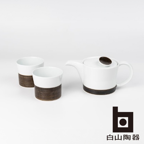 白色陶瓷茶壺與兩只杯子，底部及茶壺蓋皆有深棕色麻紋飾帶。