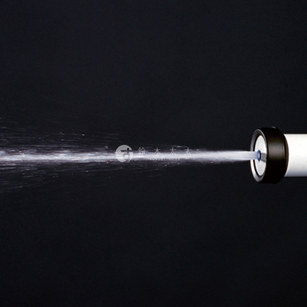 白色五段調節噴嘴，噴射出細密的白色水霧，噴嘴末端有黑色圓環和藍色細節。