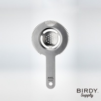 不鏽鋼製短柄濾酒隔冰匙，帶有鋸齒狀邊緣和內置濾網，適用於調酒。