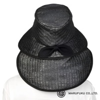 黑色編織寬緣遮陽帽，帽緣帶有黑色蝴蝶結裝飾，帽子頂部有網狀透氣設計。