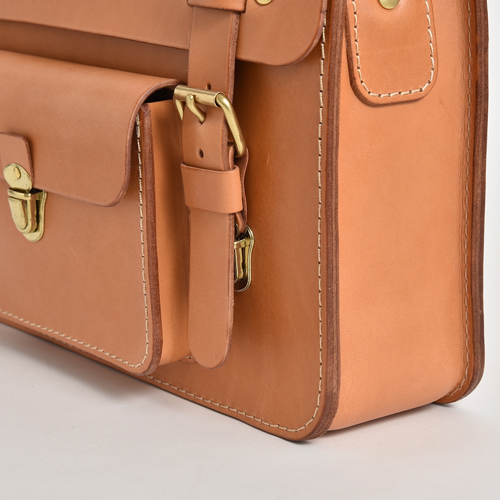 職人手作皮革學院風兩用公事包，天然皮革材質，經典棕褐色，搭配復古黃銅色金屬釦具和車縫線。