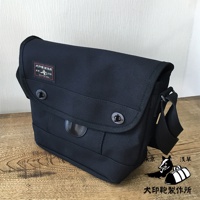 黑犬印純綿帆布雙扣郵差包（大），黑色，設有兩個銀色金屬雙扣，一個皮革標籤，可調節肩帶。