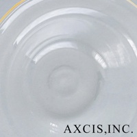 lykke 清透玻璃深型點心碗 M，呈現透明無色，碗底有螺旋紋理，邊緣帶有淡黃色。