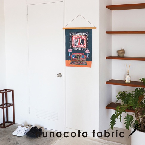 無框帆布藝術海報，展示一幅描繪室內場景的掛毯，包含沙發、檯燈及窗戶，背景為深藍色，下方飾有橘色幾何圖案。