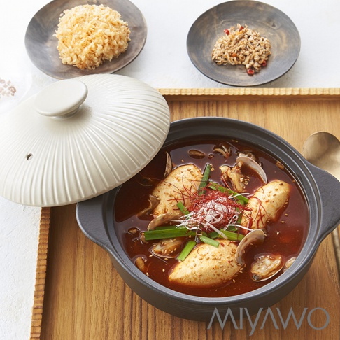 IH系列6.5號耐溫差陶土湯鍋，內含豐富的雞肉、蛤蜊和蔥段，湯色紅潤，鍋蓋為米白色，帶有放射狀紋路。