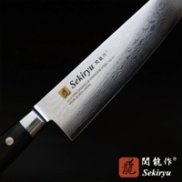 VG10不鏽鋼33層大馬士革紋路牛刀，刀刃銀白色，帶有明顯的波浪紋理，刀柄為黑色。