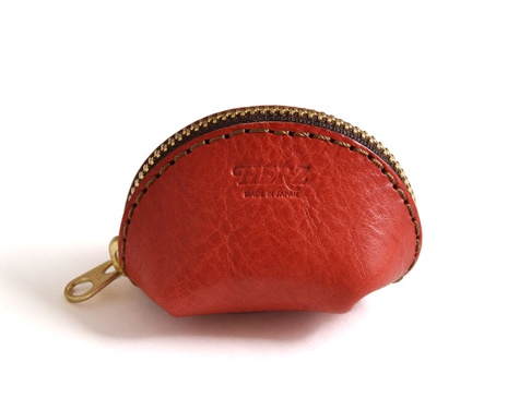 紅色皮革貝殼造型零錢包，帶有黃銅拉鍊和品牌壓紋。