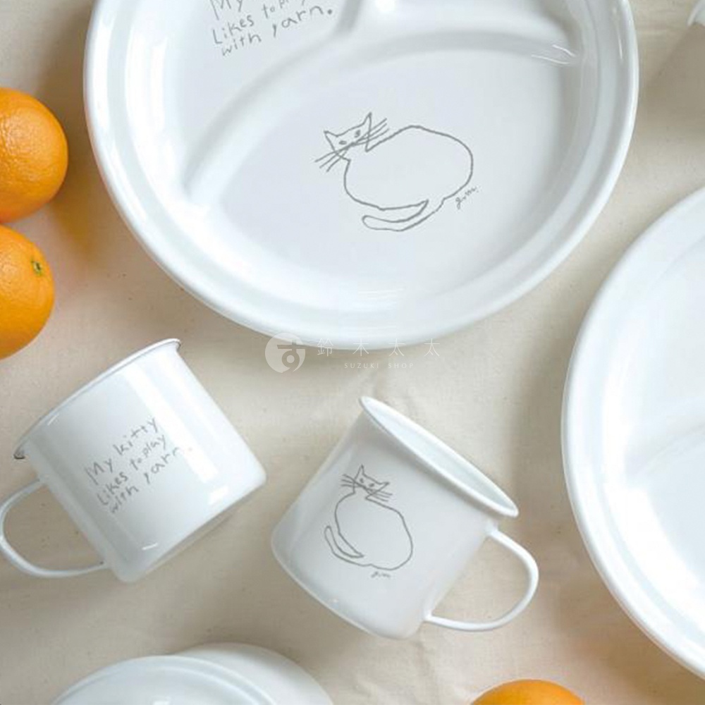 兩個白色琺瑯馬克杯，其中一個印有貓咪圖案和英文文字，另一個印有簡約貓咪線條畫。