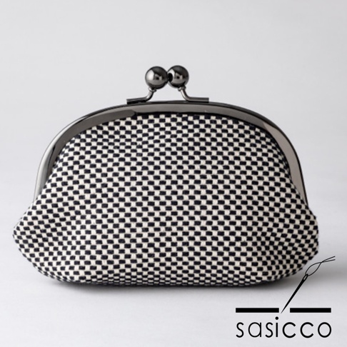 三河木綿刺子織口金零錢包，採用經典黑白棋格紋圖案，搭配金屬口金開合設計。