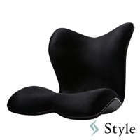 Style 奢華頂級調整椅，黑色天鵝絨材質，符合人體工學的獨特設計，底部有 Style 品牌標誌。