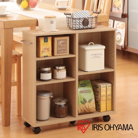 淺木色開放式收納推車，配備四個輪子，頂部有置物籃，內部有四層置物空間，擺放著餅乾盒、罐子和食材包。