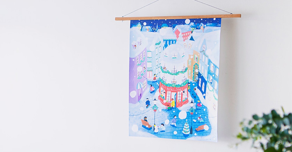 無框帆布藝術海報，描繪雪夜的聖誕大街，有著裝飾燈飾的書店與街道，人們在雪中漫步、嬉戲，整體色調為藍色、白色與暖色調的建築，以帆布為材質。