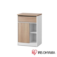 木質抽屜收納櫃，白色櫃體搭配木紋色抽屜面板與門板，設有單個抽屜和下方單門儲物空間，門板可滑動，內部有層板，底部有滾輪。