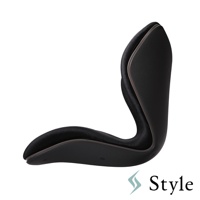Style 品牌奢華頂級調整椅黑色坐墊，具有獨特人體工學設計，以視覺為主，輔以文字「Style」。