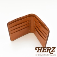 職人手作皮革二折橫式卡片紙鈔小短夾，採用鞣製皮革製成，呈現溫潤的棕褐色，內有數個卡槽，縫線精緻。