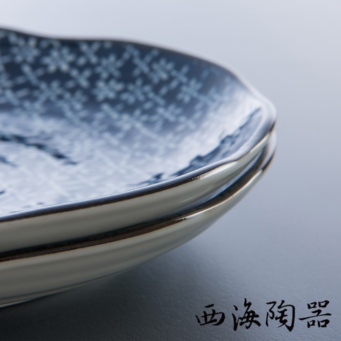 兩件組日本美濃燒大圓盤，盤面有古典菊紋飾，以深藍色暈染，邊緣為淺色釉，盤身帶有層次感。