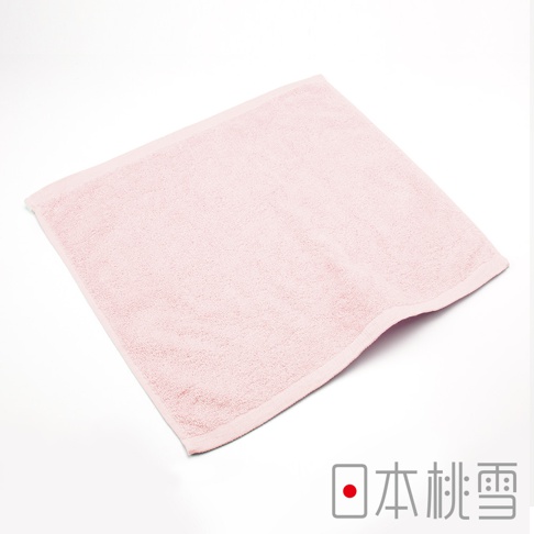 粉紅色飯店方巾，材質為柔軟的棉，具有細緻的織紋，邊緣縫合整齊。