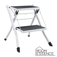 白色金屬折疊樓梯椅，配有兩個黑色防滑踏板，椅腳末端有黑色防滑墊。