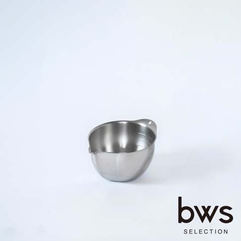 一個 bws SELECTION 品牌的不鏽鋼料理備料盆，盆身呈圓弧造型，帶有貼心的導流嘴設計與懸掛孔，內部刻有 150ml 與 200ml 的測量刻度，整體呈現簡潔的金屬質感。