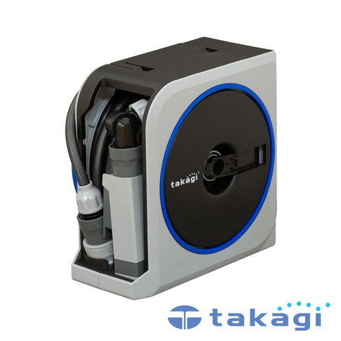 takagi 輕量園藝桿型水槍組，外殼為灰白色塑膠材質，搭配黑色捲軸與藍色飾圈。組件包含一根灰色水槍桿，上方連接黑色水管，並收納於外殼側面。