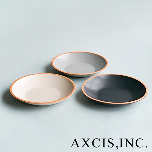 三色陶瓷義大利麵盤，包括米白、淺灰和深灰，皆帶有素燒質感及橘色外緣，以簡約的風格呈現。