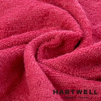 粉紅色毛巾的特寫，展示了其柔軟的織物紋理和捲曲的細節。