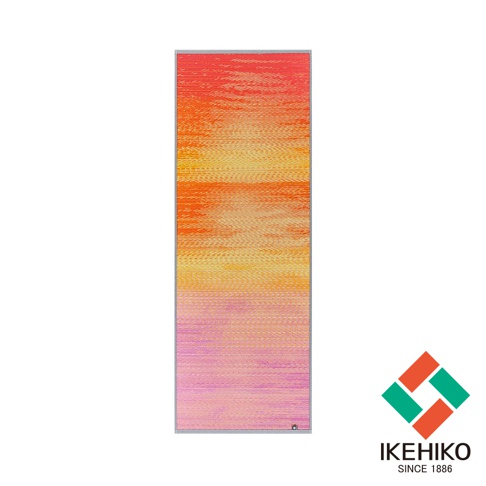 藺草榻榻米止滑瑜珈墊，採用漸層設計，從上方的橘紅色、黃色，向下過渡到粉紅色。材質為藺草編織，具有天然的紋理和透氣性，適合瑜珈練習。