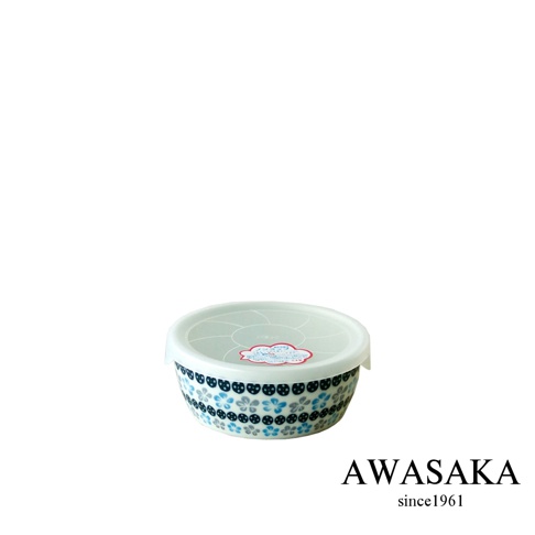 歐風附蓋保鮮碗，碗身為白色陶瓷，飾有藍色、灰色及黑色小花圖案，搭配淺綠色半透明塑膠蓋，碗緣有品牌標誌。