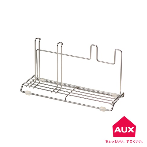 不鏽鋼瓶壺瀝水架，採用銀色不鏽鋼材質，結構為網格底座搭配多個垂直立架，可收納瓶子、壺類或鍋蓋，底部有透明防滑腳墊。