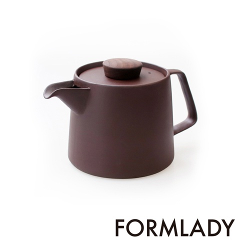 日製萬古燒紫砂煎茶/咖啡壺，容量1.1L，壺身呈深棕色，搭配木質壺蓋與提把，造型簡潔。
