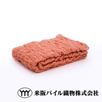 珊瑚橙色的 mayu-ket 四季毯，採用細緻的波浪紋理，材質柔軟，質地蓬鬆，可室內外兩用。