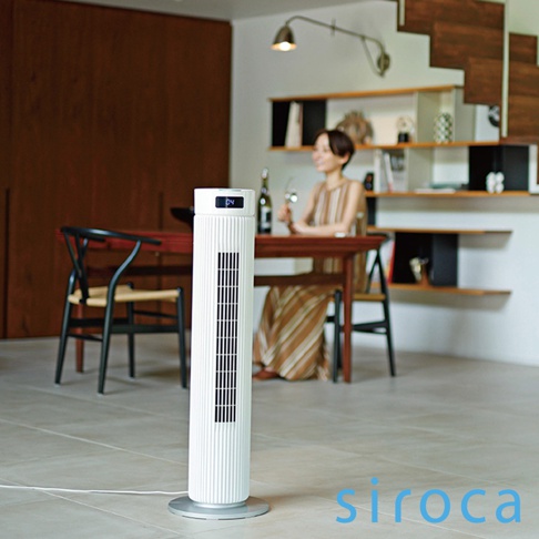 白色直立式循環塔扇，機身帶有垂直紋路，頂部有黑色顯示螢幕，下方有黑色網狀出風口，座基為銀色金屬圓盤。