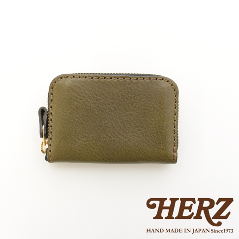 職人手作皮革高機能收納錢包，橄欖綠色，採用高品質皮革製成，外觀簡潔，帶有拉鍊開合及品牌標誌。