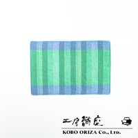 今治格紋信封式長方形手帕，採用綠色與藍色條紋編織，材質為棉，觸感柔軟。