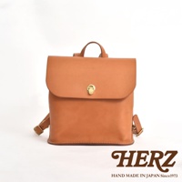 棕褐色皮革翻蓋迷你後背包，配有金色旋轉鎖扣和可調式肩帶。