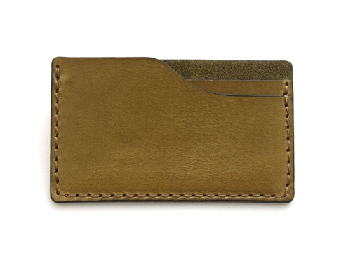 職人手作皮革卡片夾 (KV-47) H，採用黃褐色皮革製成，呈現自然紋理，邊緣以深色縫線手工縫製，設有卡片插槽。
