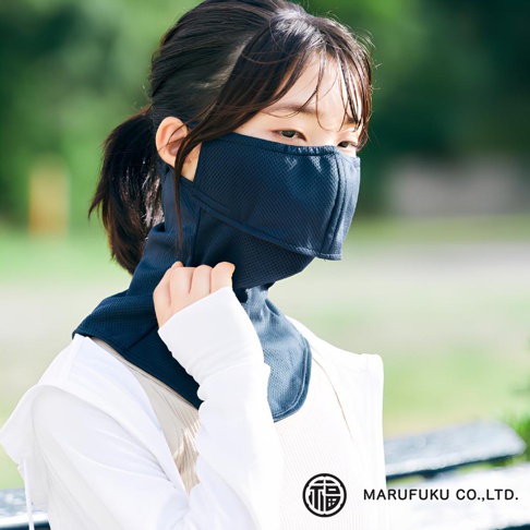 一位女性戴著深藍色YAKENU遮陽半臉罩，材質為網狀織物，能遮蓋口鼻與頸部，露出眼睛。