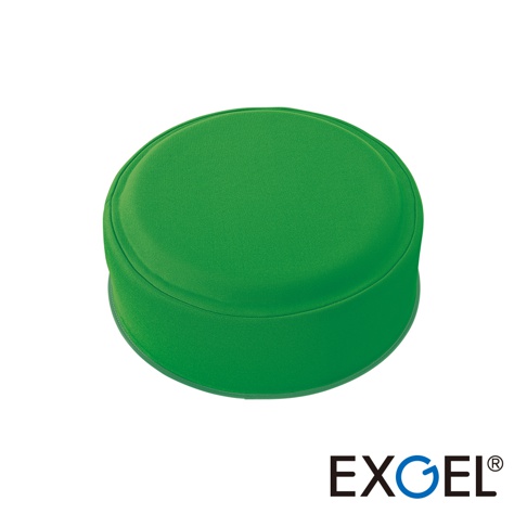 YUKA PUNI 綠色圓形墊高座墊，採用織物材質，頂部有明顯的縫線分隔，側面為圓柱體，下方為較淺的圓形底座。