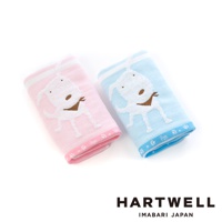 一條粉色和一條淺藍色的今治純棉紗布毛巾，皆印有白色條紋和可愛的狗狗圖案，狗狗戴著咖啡色領巾，毛巾邊緣有小小的腳印裝飾。