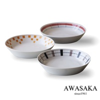 三個白色陶瓷料理盤，分別飾有橘色格紋、紅藍線條及黑灰格紋，盤緣帶有復古設計。