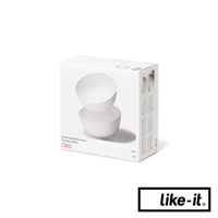 簡約雙層瀝水籃，一組包含一個帶有細緻紋路的白色瀝水篩網碗和一個無紋路的白色圓形碗，材質可能為塑膠。