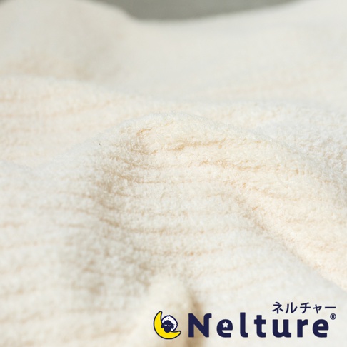淺米色毛絨絨的織物紋理，有細緻的條紋，質地柔軟，右下角有「Nelture」品牌標誌。