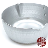 厚板鋁雪平鍋，20公分，銀色，鍋身呈現槌目紋理，單邊附有導流口，鍋緣有兩個铆釘。