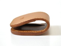 職人手作皮革馬蹄造型零錢包，採用淺棕色皮革製成，手工縫線清晰可見，展現獨特馬蹄造型設計。