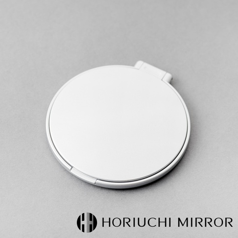 堀內鏡 HORIUCHI MIRROR 的 Napure 隨身口袋3倍放大小圓鏡，銀色鏡面，帶有品牌標誌。