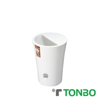 白色圓形半開式垃圾桶，7.3公升容量，為塑膠材質，頂部設計有兩個隔間，適合分類垃圾。